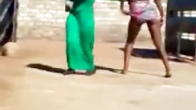 Porno gratuit sans inscription  Fille caché derrière une valise et youtube vidéo porno gratuit baise son pantalon pour faire pipi